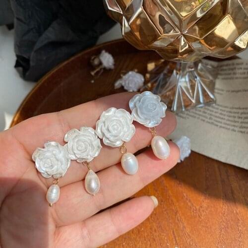AOMU 3D Vintage Beige White Imitation Pearl Flower Oval Earring Sweet Smooth Reflective Stitching Drop Earrings for Women Gifts