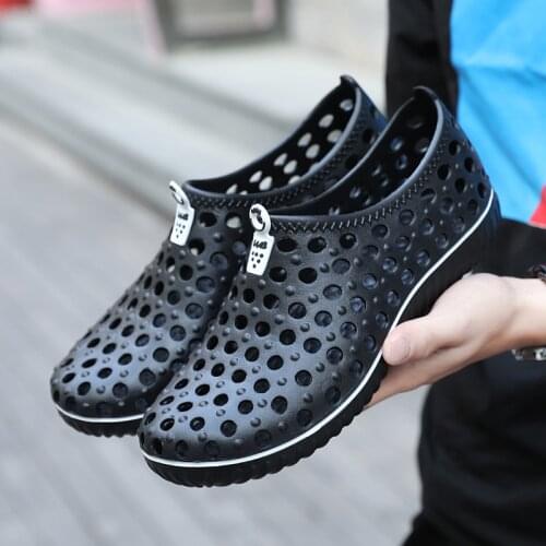 2021 New Summer Aqua Shoes Mens Outdoor Hollow Out Beach Water Flats Slip On Breathable Lightweight Sandals Zapatos Hombre