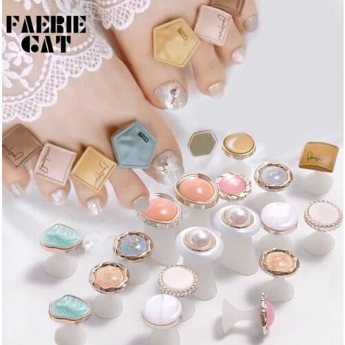 8Pcs Silicone Toenail Separator Daisy Flower Charming Pearls Design Foot Divider Form Salon Manicure Pedicure Care Nail Art Tool