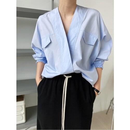 2021 autumn new French design sense of minority cotton loose bat sleeve V-neck shirt female 338