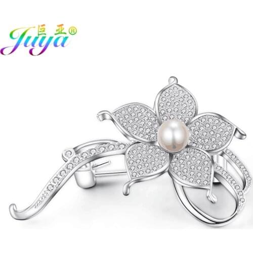 Ali Moda New Arrival Micro Pave Zircon Copper Leaf Flower Pearl Decorative Women Sweater Pin Brooches Christmas Gifts