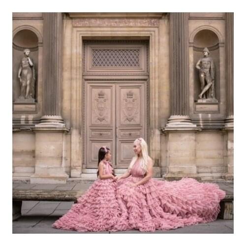 Lovely Pink Tulle Mother And Daughter Dresses For Photo Shoot V Neck Pleated Flouncing Ruffles With Train Mom And Me Gowns