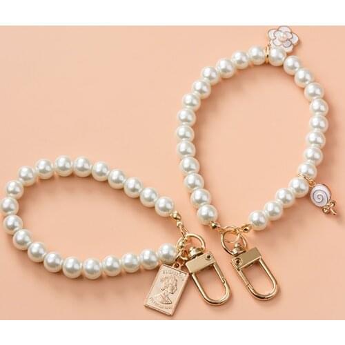 Cute Pearl Chain Retro Queen Keychain Car Keychain for Women Jewellery Accessories Couple Gift Pendant Phone Charm