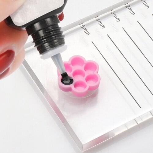 100Pcs Disposable Eyelash Extension Glue Cup Plum Shape Blossoming Delay Glue Cup/Holder for Grafting Eyelash Beauty Makeup Tool