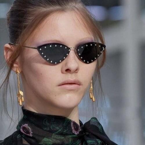 QPeClou 2020 New Vintage Small Cat Eye Sunglasses Women Fashion Triangle Diamond Sun Glasses Men Metal Punk Rivet Shades Mirrors