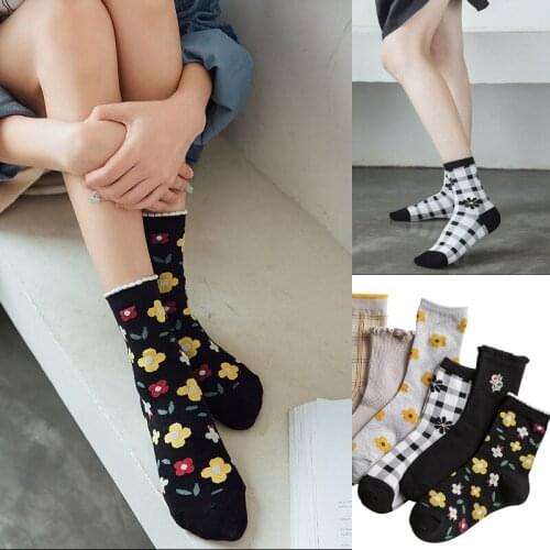 10 pieces = 5 pairs Autumn New Japanese College Style Combed Cotton Retro Small Flower Embroidery Cloth Label Small Daisy Socks