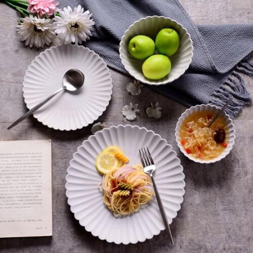 Japanese Ceramic Serving Plate Round Dish Tableware Salad Fruit Dessert Steak Plate Daisy Shape Rice Bowl Food Tray Dinnerware