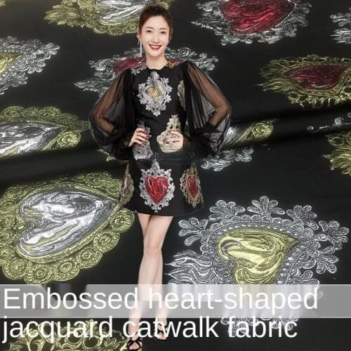 European and American fashion yarn-dyed gold silk love jacquard clothing fabric dress windbreaker fabric stiff and high-end