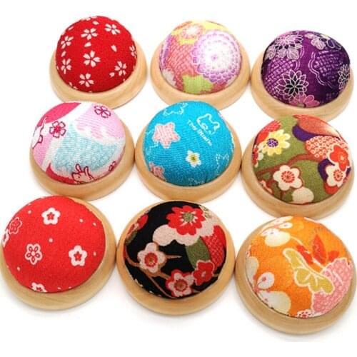 1pcs Random Pattern Wood Bottom Base Needle Wrist Pin Cushion Pillow Holder Sewing Craft Stitch Needlework DIY Craft