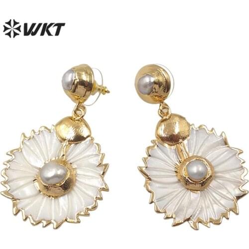 WT-E590 New approach lady elegant white shell flower earring natural gold color white flower shell earring with pearl charm