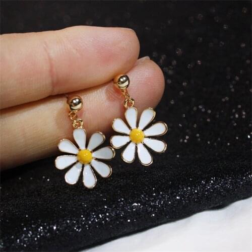 New Fashion Brand Jewelry Elegant Flower Stud Earrings For Women Gift Simple Style Daisy Statement Earrings Girl Lady Jewelry