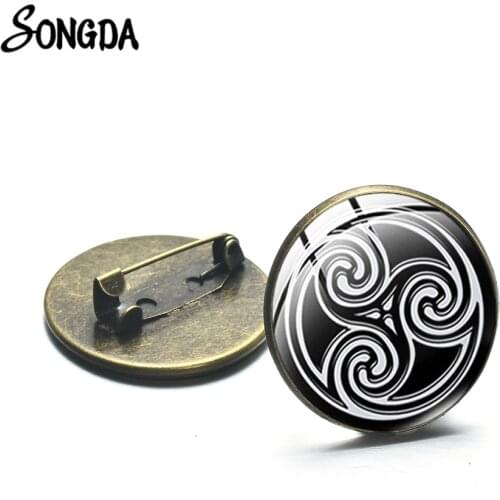 Ancient Celtics Knot Triskelion Brooches Teen Wolf Symbol Retro Printed Glass Cabochon Round Lapel Pins Button Triskele Jewelry