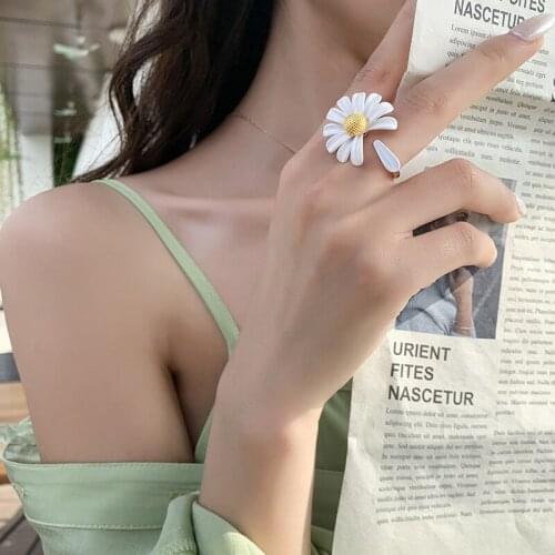 2020 New Spring White Enamel Daisy Flower Vintage Elegant Simple Opening Rings for Women Jewelry Party Gifts