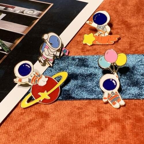 1pcs Cartoon Astronaut planet outer space metal Badges Brooch lapel Pin For Women Clothes On The Backpack Accessories jewelry