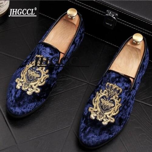 Men Velvet Loafers Party wedding Shoes Europe Style Embroidered Blue Red Velvet Slippers Driving moccasins Zapatos Hombre A10