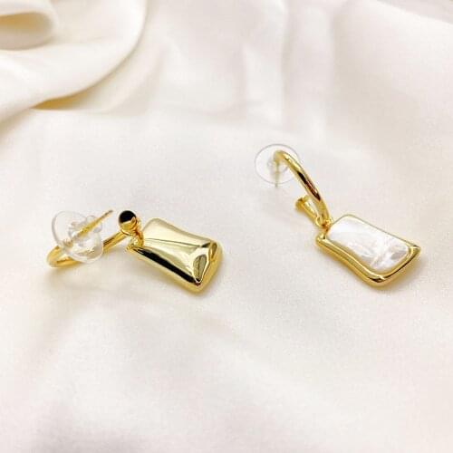 New Japan and South Korea small fresh gold fashion earrings women inlaid with white pearl earrings