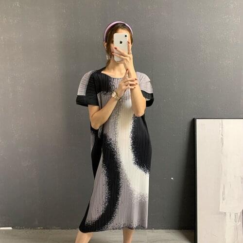 Miyake pleated woman dress 2021 fall new temperament elegant vintage round neck short sleeve folda loose thin straight skirt