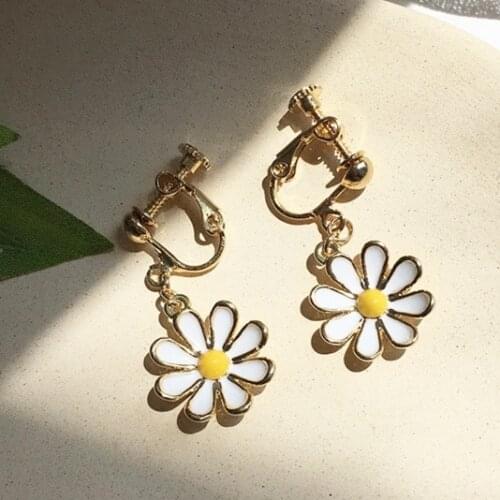 Trendy Sweet Daisy Korean Earrings For Women Teen Girls Simple Korean Fashion Ear Clips Studs Party Jewelry Summer Wearing Gifts