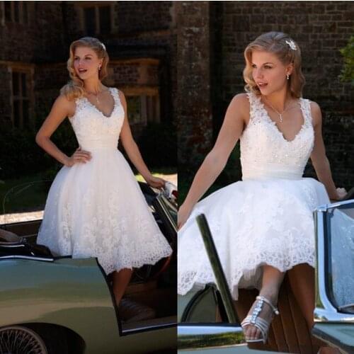 Vintage White Short A Line Wedding Dress V Neck Appliques Lace Beaded Sequins Knee Length Sleeveless Garden Outdoor Bridal Gowns
