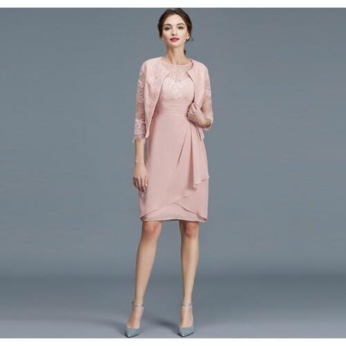 2020 Latest Pink Two Pieces Lace Sleeveless Mother of the Bride Dresses With Jacket Knee Length Boat Neck Wedding Party Gowns