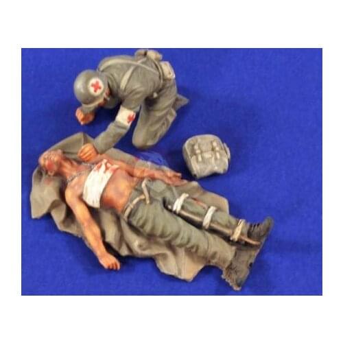 1/35 ancient crew Wounded man on Tarpaulin toy Resin Model Miniature resin figure Unassembly Unpainted