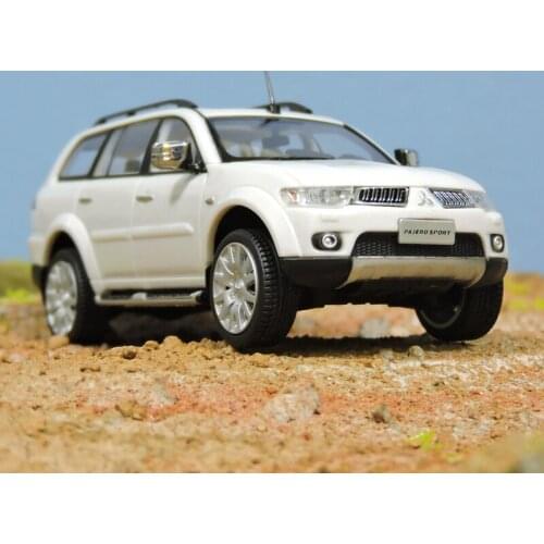 Diecast 1:43 Scale Mitsubishi Pajero SUV Resin Simulation Car Model Collection Ornaments Souvenir Display Boys Gifts Hot Toys