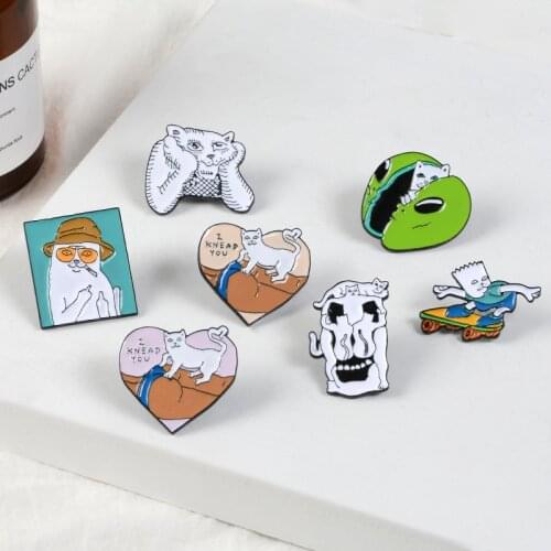 Funny Cats Pins Skateboard Middle Finger masseur Cat Lapel enamel Pin Badge Denim Shirt Bag Brooches Cartoon Animal Jewelry Gift