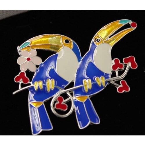 2018Two parakeets are decorated with fashion and luxury accessories