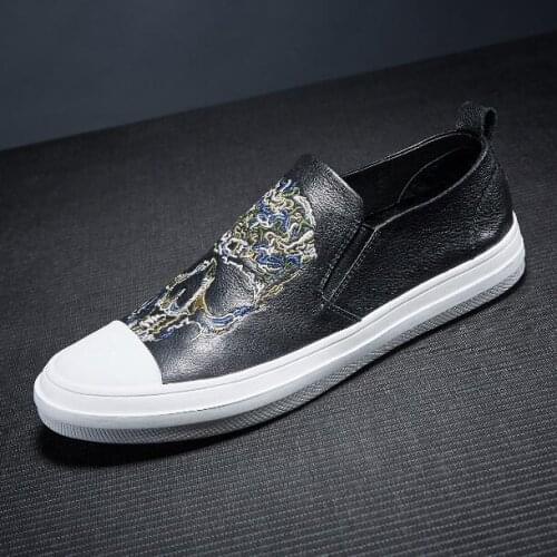 2018 Spring New Genuine leather Embroidery Loafers Flat heel Driving Boats Leisure Shoes for men