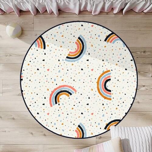 Beyaz Çocuk Odası Halısı gökkuşağı renkli şekiller lacivert sarı mavi