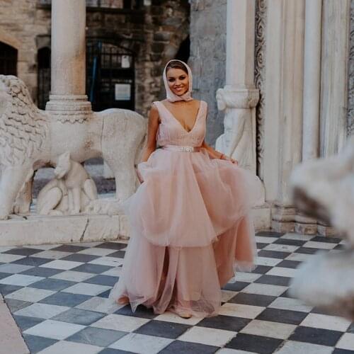 Pink Deep V Neck Sleevelss Tiered Lady Evening Gowns 2021 Tulle Simple Sexy Backless Tulle Floor Length Beach Bridal Gowns