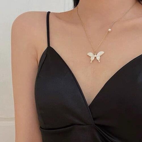 SRCOI Elegant Imitation Shell Butterfly Pendant Necklace Simple Temperament Alloy Clavicle Chain Women Daily Life Jewelry