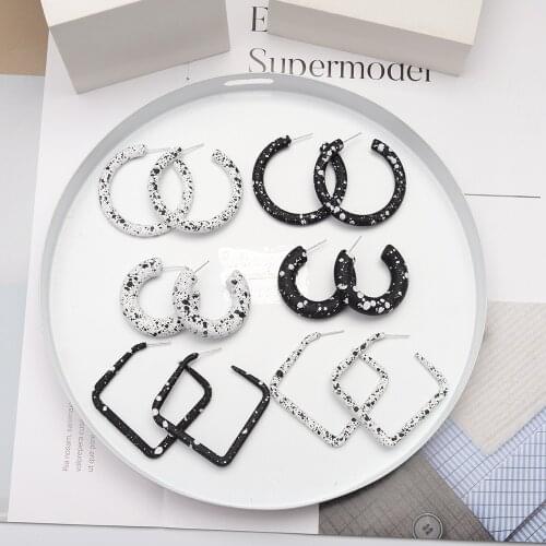 2021 New Retro Acrylic Matte Rubber Effect Geometric Earrings Womens Black White Earrings Jewelry Wholesale