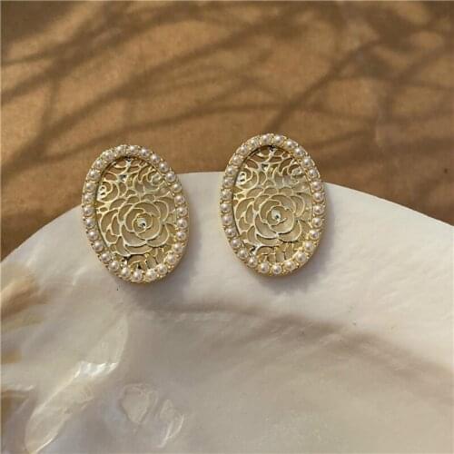 Women Vintage Stud Earrings Korean Style Stud 2020 New Hollow Metal Carved Oval Pearl Earrings Simple Female Elegant Jewelry