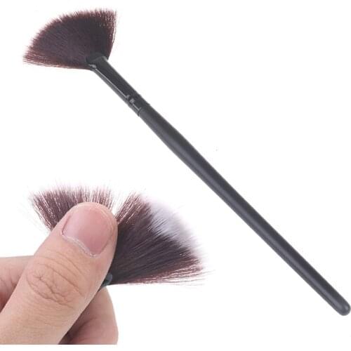 Slim Fan Shape Concealor Blending Finishing Highlighter Makeup Brush Makeup Tool 1 Pcs