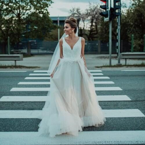 V Neck Feather Formal Evening Dresses A Line Tulle Bridal Dress Prom Gowns Dubai Wedding Gown Party Dress Custom Made