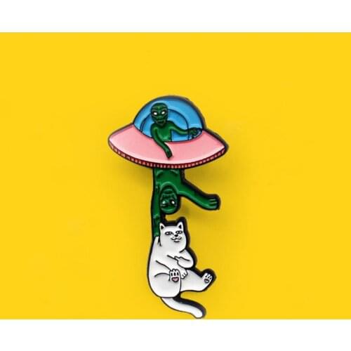 Aliens love cats, too Enamel Pin Green alien flying saucer catching cat Pins lapel Fashion creative Badge Gifts for friends