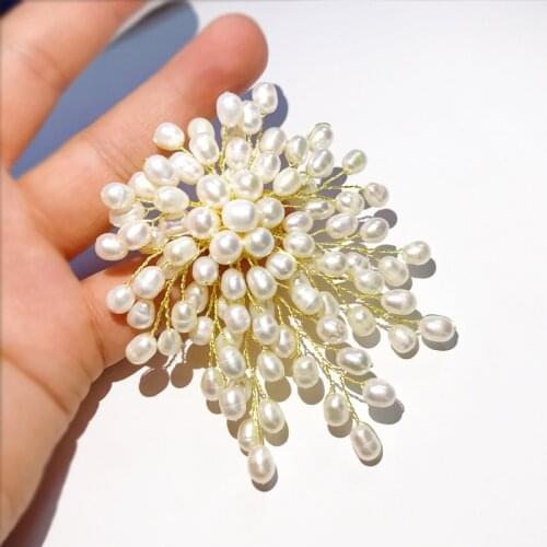 Luxury Elegant Handmade Natural Freshwater White Pearls Flower Brooches Pins for Women Wedding Fashion Boho Jewelry Broches