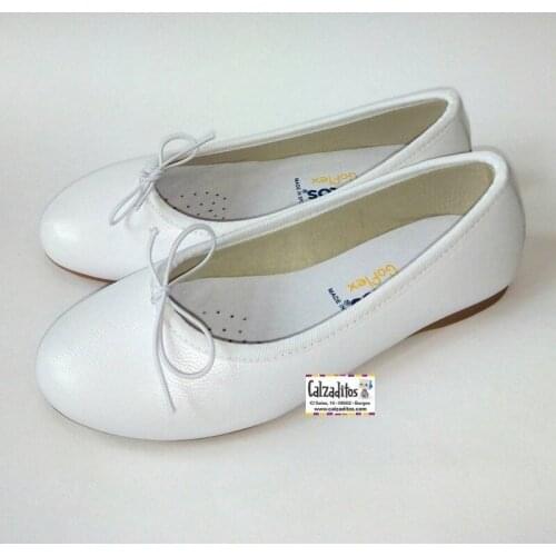 Flat white with bow detail al tone, Conguitos