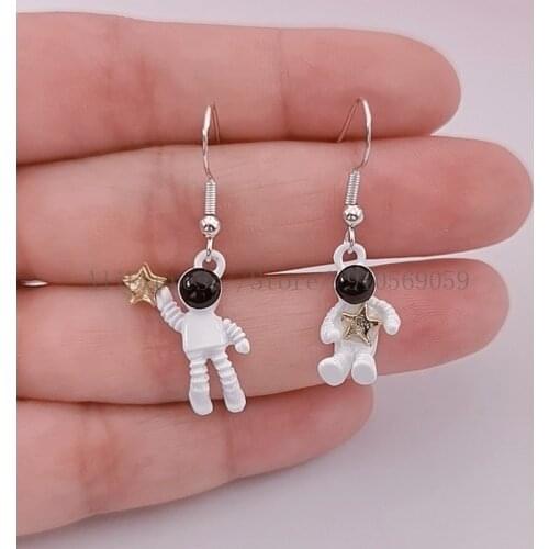 Cute space astronaut Asymmetry star earrings Personality Funny Girl Student Earrings Female Trendy Glamour Jewelry Accessories