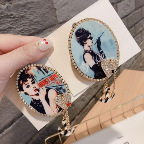 Vintage New Woman Suits Brooches Shiny Rhinestone Beauty Heart Tassel Winter Coat Brooches Pin Creative Design Fashion Jewelry