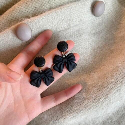 2021 New Arrival Metal Trendy Black Bow Dangle Earrings for Women Students Fashion Round Vintage Leather Drop Earrings Red Color