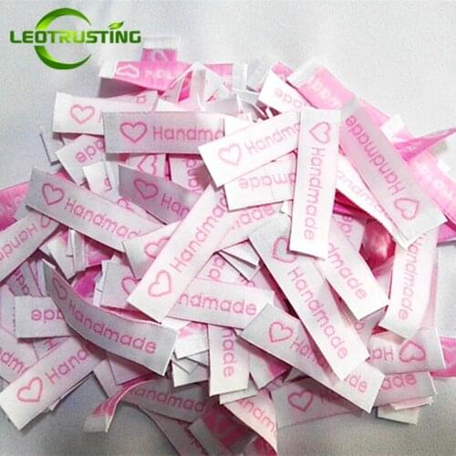 150pcs/Lot Stock Clothing Label Tags White Woven Labels Pink Handmade With Love 15x60mm End Folded Pink Yarn Embroidered Labels