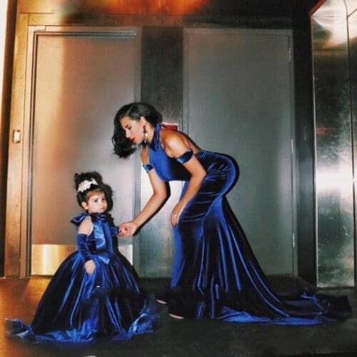 2020 Mermaid Velvet Evening Dresses Halter Sexy Open Back Sweep Train Modest Royal Blue Vintage Prom Party Mother Daughter Gown