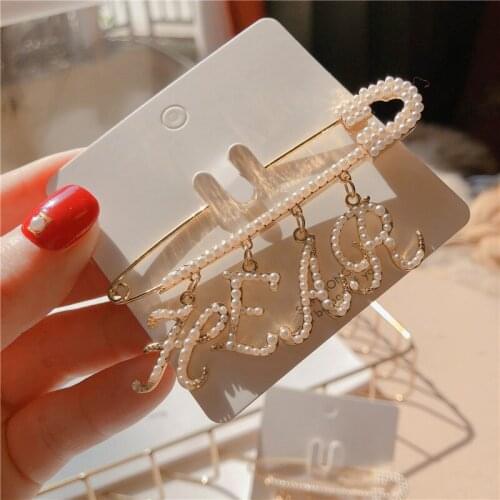 Fashion Letter Pendant Brooches Pins Designer Pearl Corsage Suit Shirt Collar Scarf Buckle Luxury Jewelry Women Accessories Gift