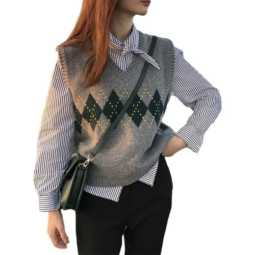 Fashionable Women Knitted Vest, Sleeveless V-neck Loose Sweater with Rhomb Patterns for Winter and Autumn