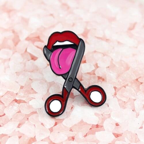 Le forbici si aprono e sotto la lingua dello spiedo, la spilla d'avvertimento viene data al ragazzo bambino