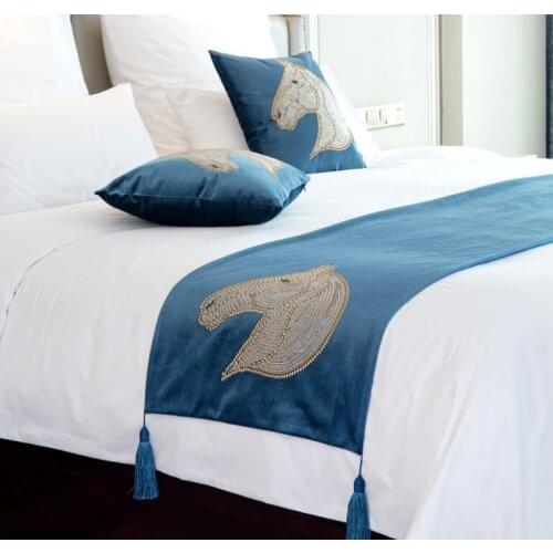 Luxury 100% Polyester Bed Runner Hotel Decor Crystal Strip Animal Horse Table Runner Placemats Fabric Coffee Table Decor LF836