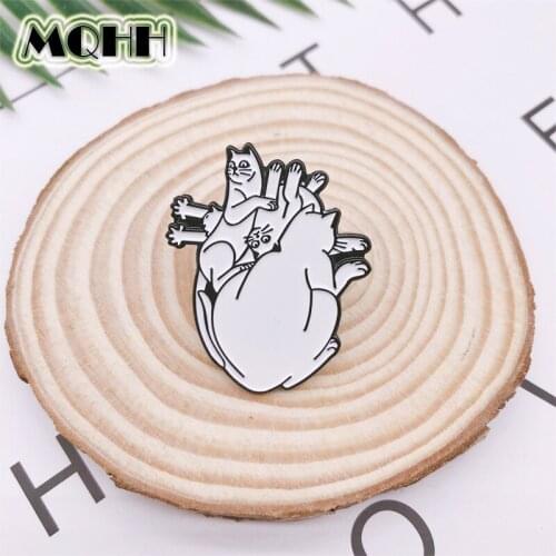 Cartoon creative organ heart enamel brooch animal white cat hug heart shaped alloy badge cowboy clothes bag pin cute Jewelry