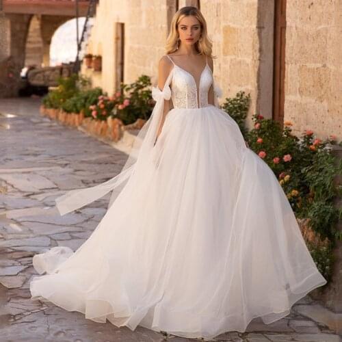 Eightree Glitter Princess White Wedding Dress 2021 V Neck Cold Shoulder Tulle Vintage Appliques A-Line Backless Bridal Ball Gown